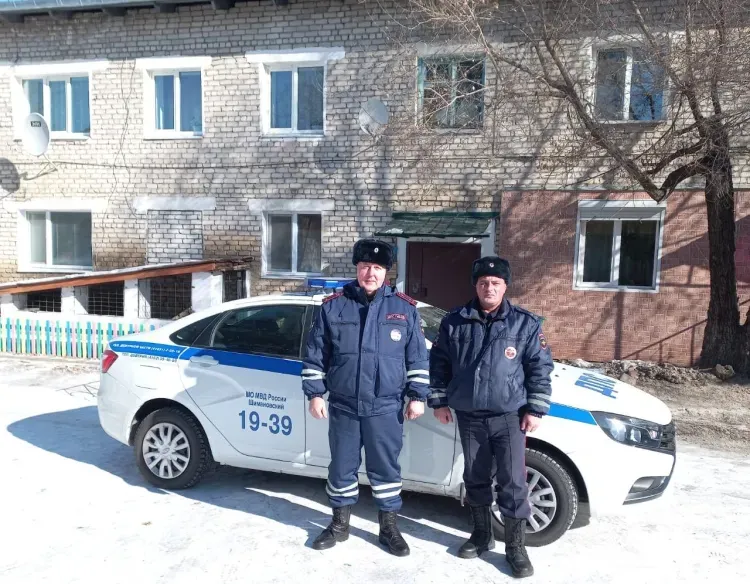 Жильцов горящего дома спасли двое полицейских из Шимановска