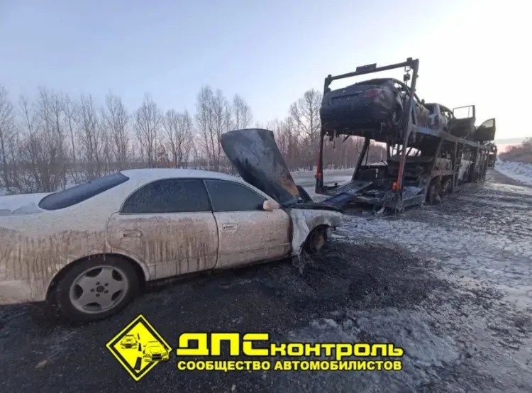 Автовоз с японскими машинами, BMW и Audi, ехавший из Владивостока, загорелся на трассе