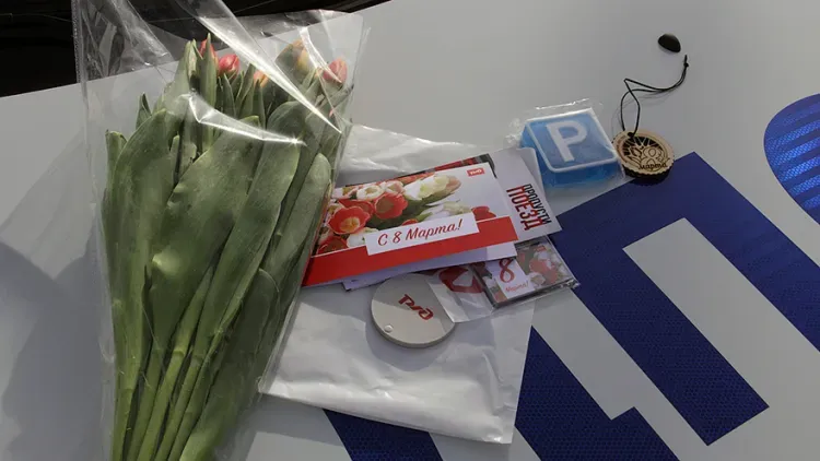 На железнодорожных переездах ЗабЖД женщин-водителей поздравили с наступающим 8 Марта