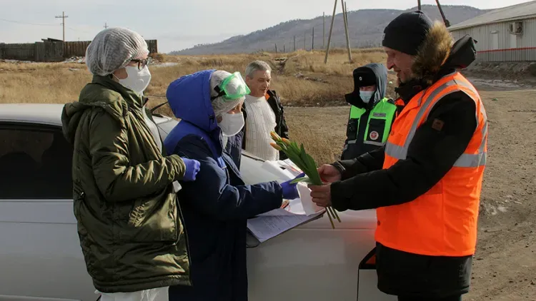 На железнодорожных переездах ЗабЖД женщин-водителей поздравили с наступающим 8 Марта
