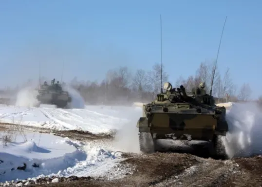 Из пушки и орудий стреляют курсанты ДВОКУ под Благовещенском