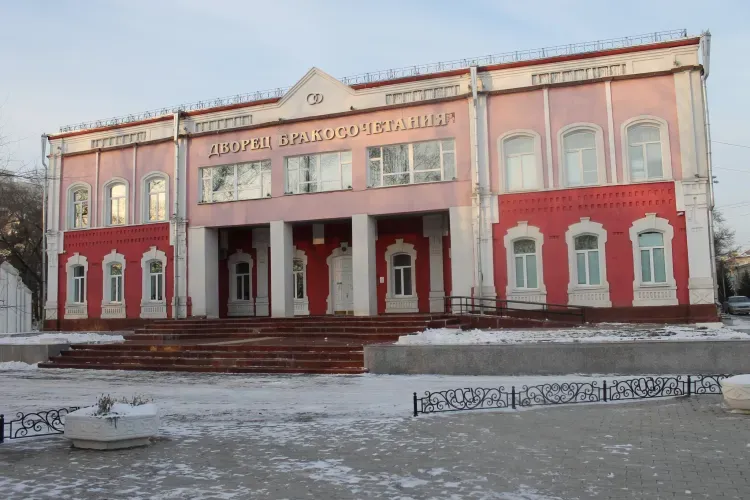 Во Дворце бракосочетания Благовещенска отремонтируют главный вход