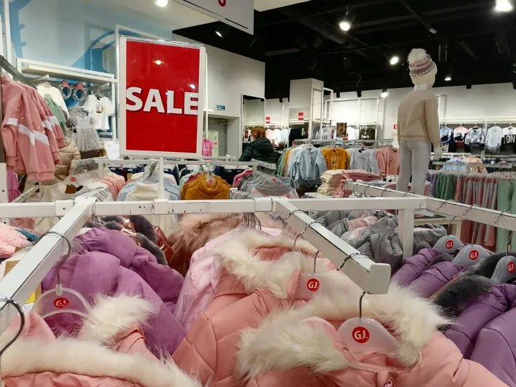 Остатки брендовых вещей могут предлагать россиянам мошенники