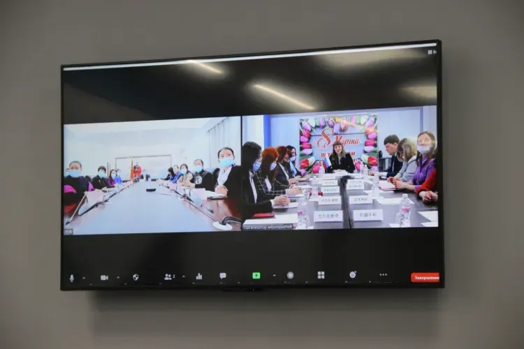 Бизнес-леди из России и Китая обменялись деловыми контактами 