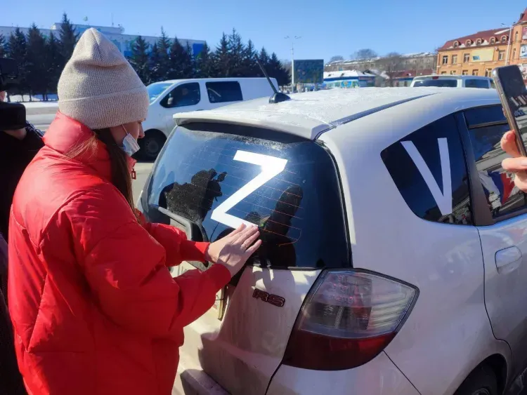 Наклейки Z и V раздали в Белогорске в день воссоединения Крыма с Россией