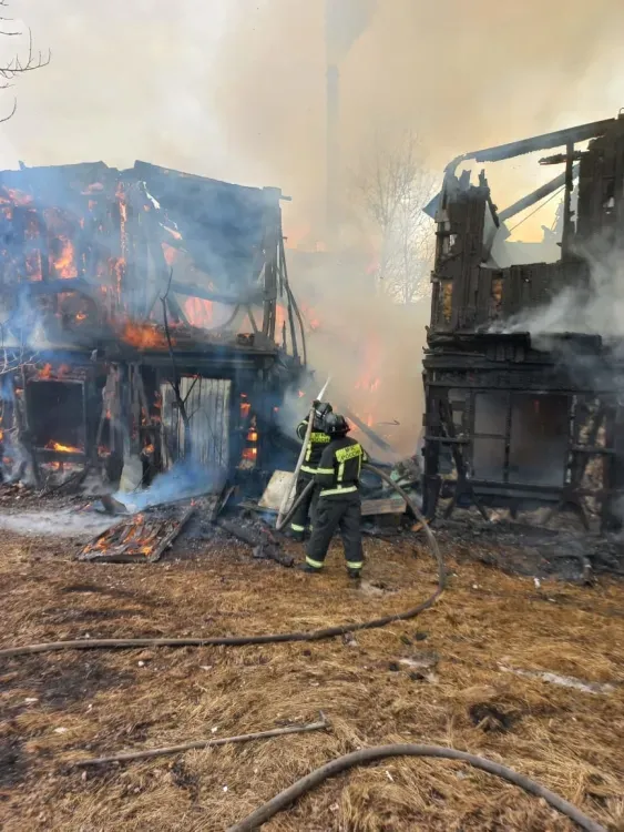 Крупный пожар вспыхнул в нежилом доме в Благовещенске