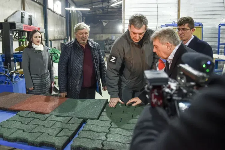 Автомобильные шины превращают в тротуарную плитку в Белогорске 