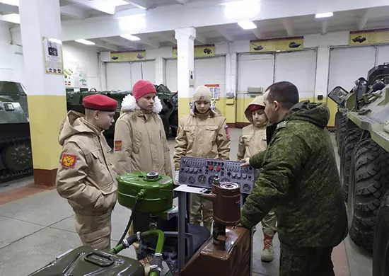 Лабораторию военной техники в ДВОКУ показали школьникам