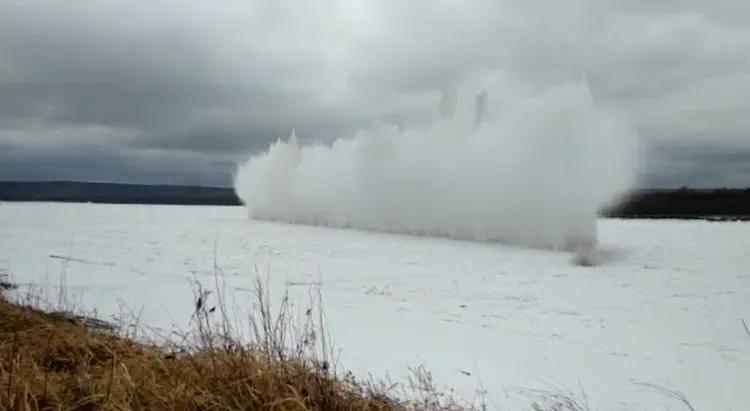 Лед на Амуре взорвали спасатели в Сковородинском районе