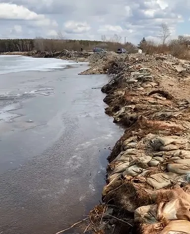 Дамбу смыло после прошлогоднего наводнения в Белогорске