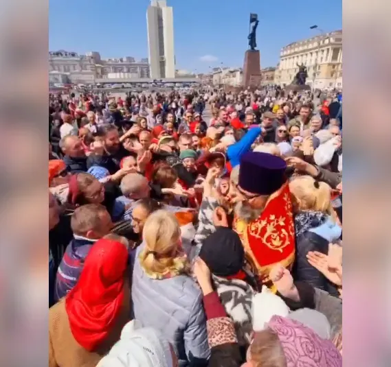 Массовую давку устроили прихожане на бесплатной раздаче пасхальных яиц во Владивостоке