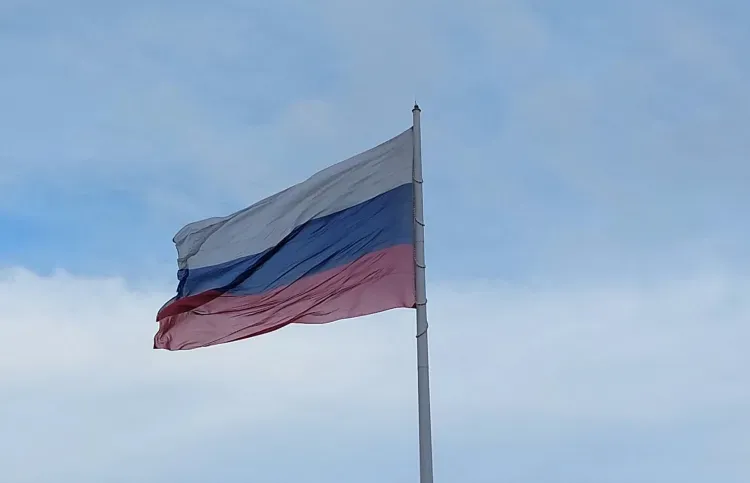 Поднимать флаг и исполнять гимн России начали в школах Приморья