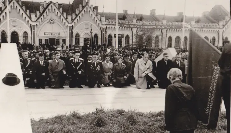 Участники митинга, посвященного открытию памятника воинам-амурцам, погибшим в Великой Отечественной войне, в минуте молчания. 1967 год От Дружбы до Победы: история известной площади Благовещенска