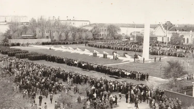Окончание митинга, посвященного открытию памятника воинам-амурцам, погибшим в Великой Отечественной войне. 1967 год От Дружбы до Победы: история известной площади Благовещенска