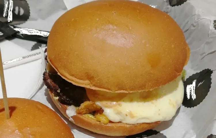 Каждый шестой ресторан "Макдоналдс" продолжает работать в России