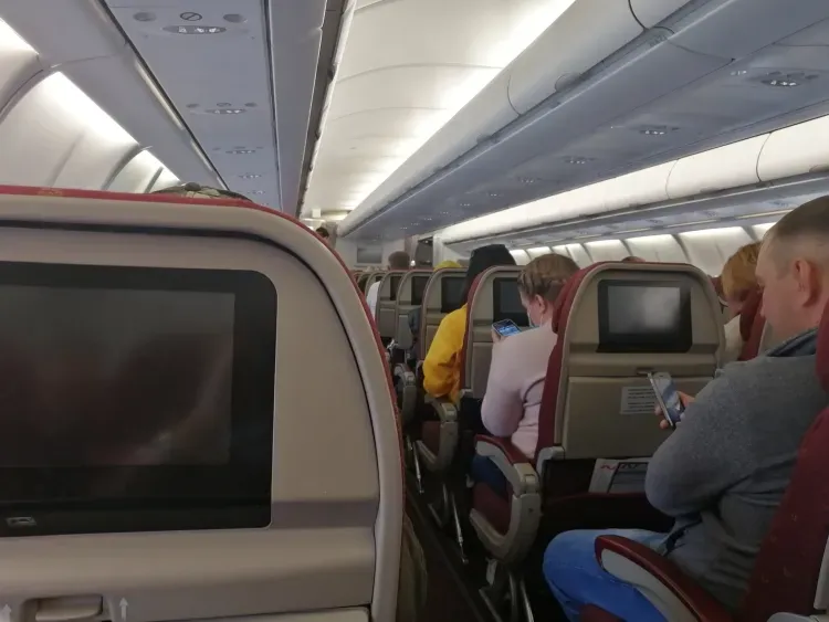 Наличие россиян на борту загоревшегося самолета в Китае проверят посольство РФ