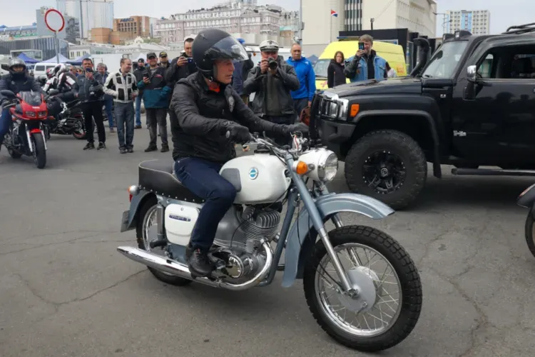 Губернатор Приморья на "Иже" открыл байкерский сезон во Владивостоке