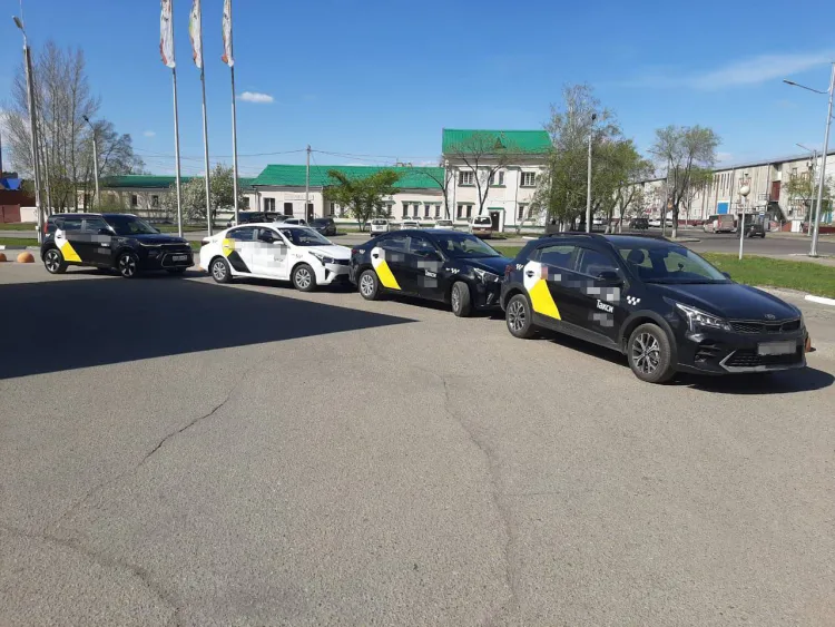 Автомобили такси российского производства выехали на улицы Благовещенска