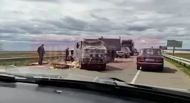 Микроавтобус столкнулся с вагончиком на трассе Приамурья