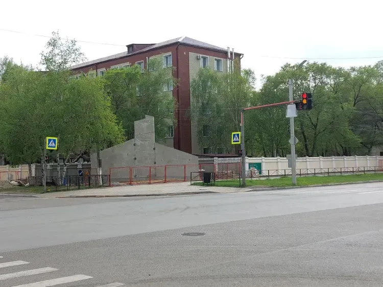 Стелу выпускникам ДВОКУ из гранита и бронзы откроют в Благовещенске