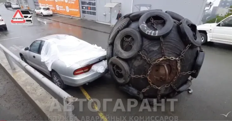 Огромный буй, выпавший из грузовика, раздавил иномарку во Владивостоке