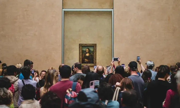 Кусок торта бросил мужчина в Лувре в картину Леонардо да Винчи "Мона Лиза"