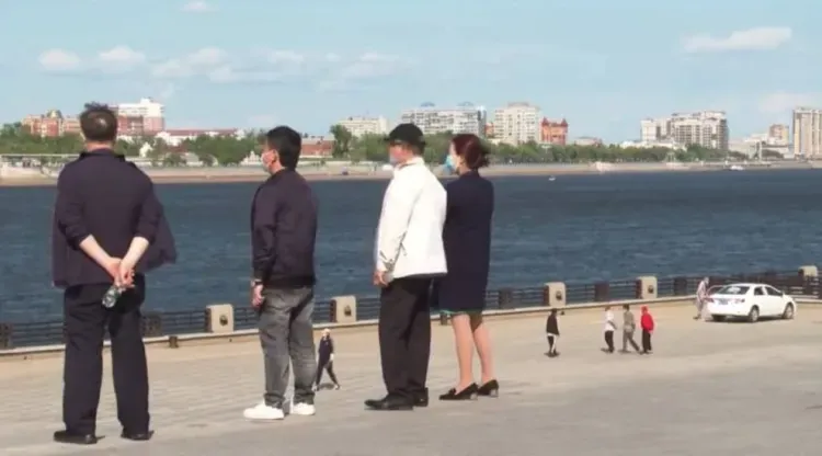 Маски сняли жители китайского Хэйхэ, несмотря на сложную ситуацию с COVID-19