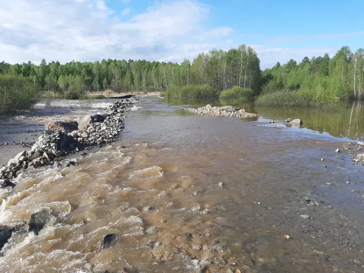 Продукты привезли пограничники амурчанам, отрезанным от большой земли водой