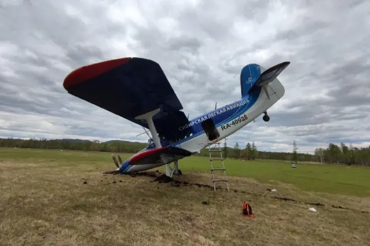 Самолет с детьми на борту при посадке воткнулся носом в землю в Забайкалье