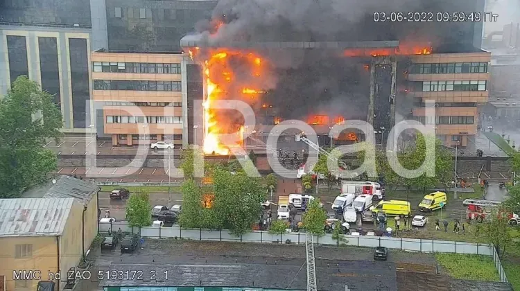 Крупный пожар охватил бизнес-центр на западе Москвы