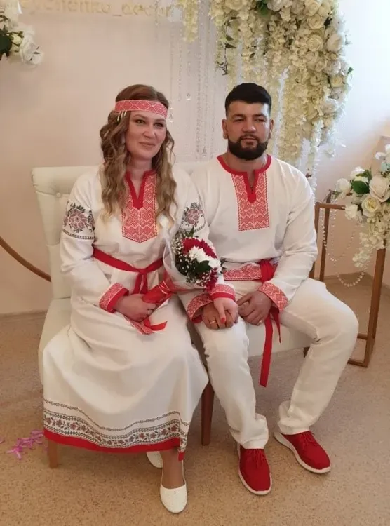 Жених и невеста в славянских нарядах пришли в ЗАГС Тынды