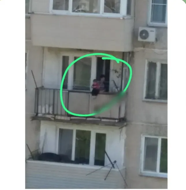 Мать свесила своего двухлетнего ребенка с балкона четвертого этажа в Приморье
