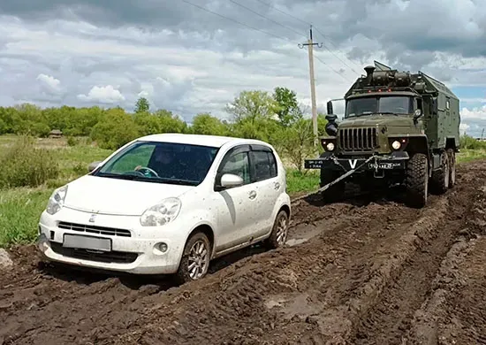 Иномарку с женщинами из непролазной грязи вытащили амурские артиллеристы