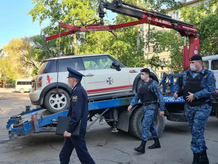 Автомобиль BMW арестовали приставы у амурчанина за крупный долг