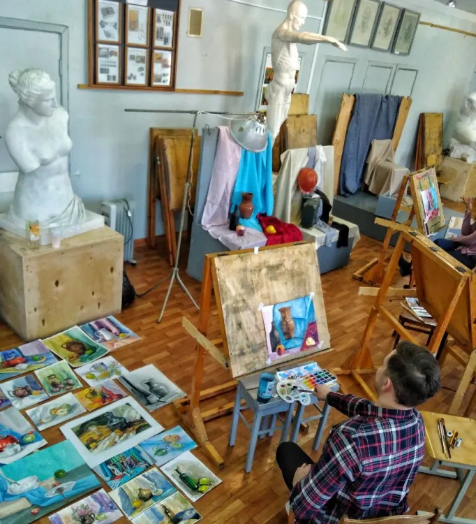 Картины художника-огнеборца украшают стены пожарной части Благовещенска