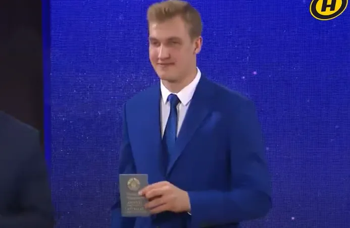 Сын Лукашенко окончил школу с золотой медалью