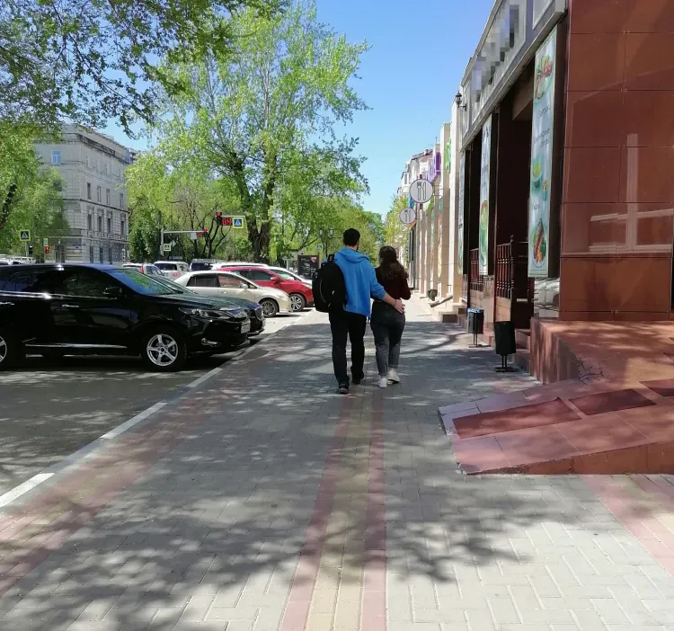 Плитку с аллеи украли неизвестные в парке Белогорска