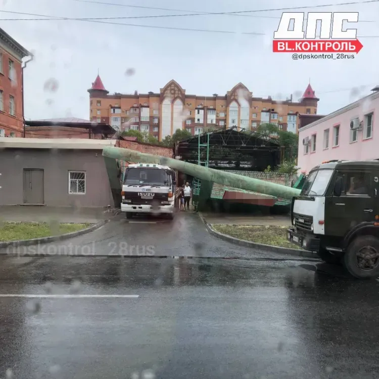 Ворота упали на микрогрузовик в Благовещенске 