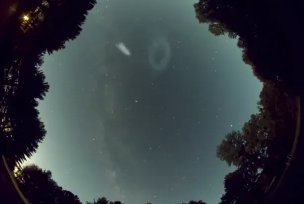 Гигантское пятно на Солнце в сторону Земли за сутки увеличилось вдвое