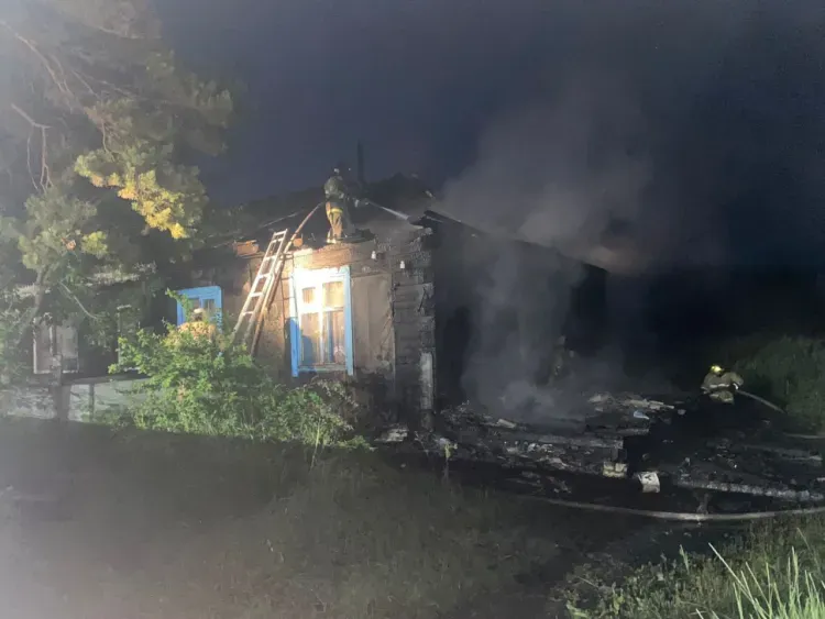 Ночной пожар заставил отца и детей покинуть дом в Тамбовском районе