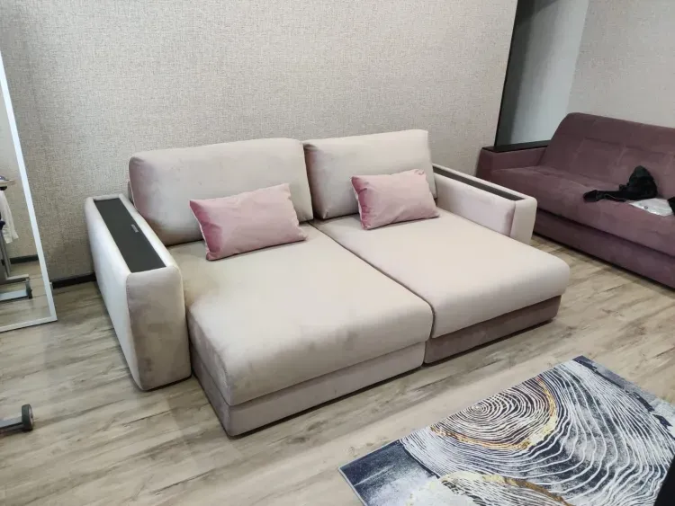 Двое мужчин четвертые сутки сидят на диване, чтобы получить его в подарок