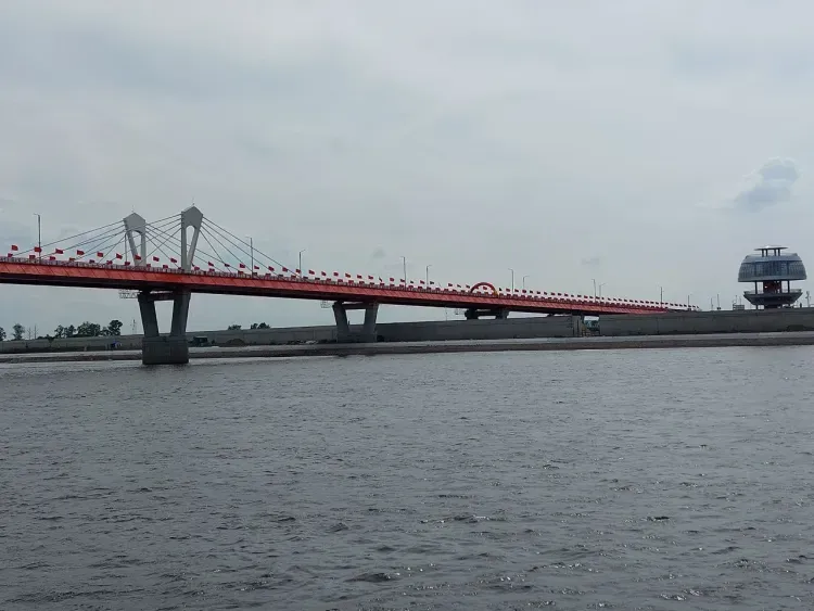 Автозапчасти и электротовары из Китая везут в Приамурье по новому мосту