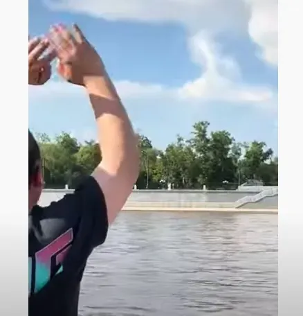 Китайский блогер на русском языке с теплохода поприветствовал прохожих в Благовещенске