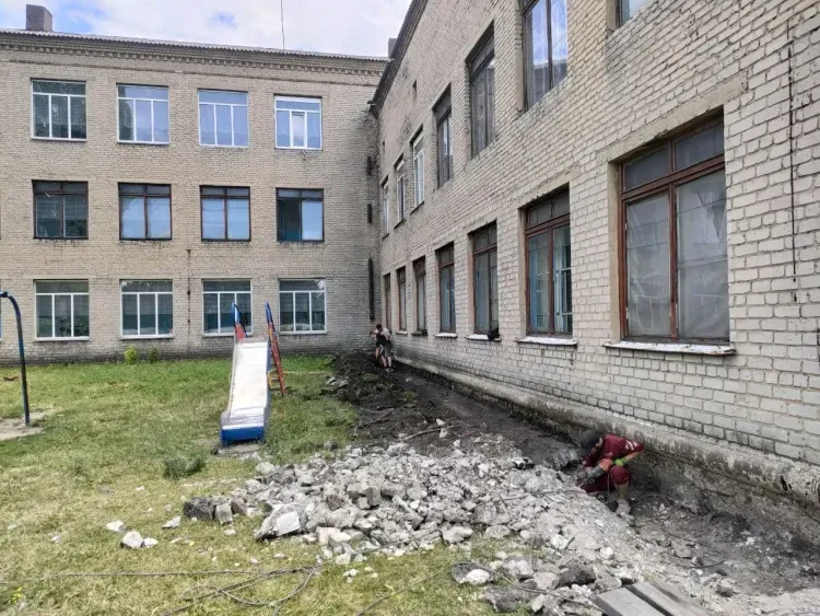 Ход капремонта школ в Амвросиевском районе ДНР проверили представители Амурской области