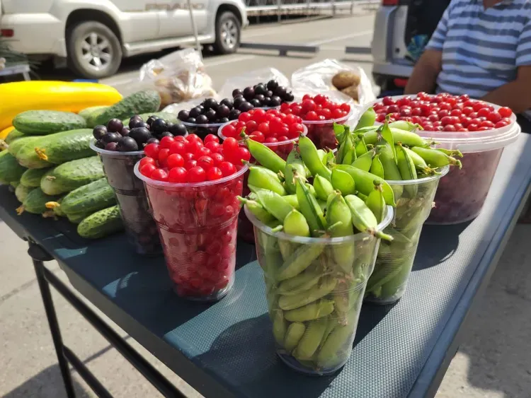 Овощи, ягоды и колбасы привезли на фермерские ярмарки в Благовещенск