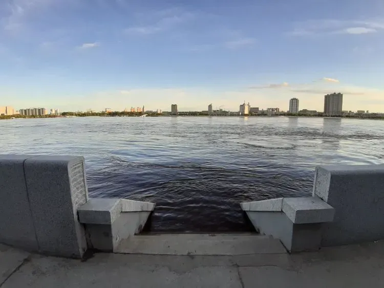 Пьяный мужчина упал с парапета на Амуре в Благовещенске