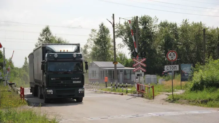 Рейд по безопасности на ж/д переездах в Свободном провели сотрудники ЗабЖД и ГИБДД Амурской области