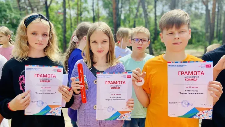 Юные железнодорожники провели акцию «Безопасные каникулы» в детском лагере «Сосновый бор» ЗабЖД