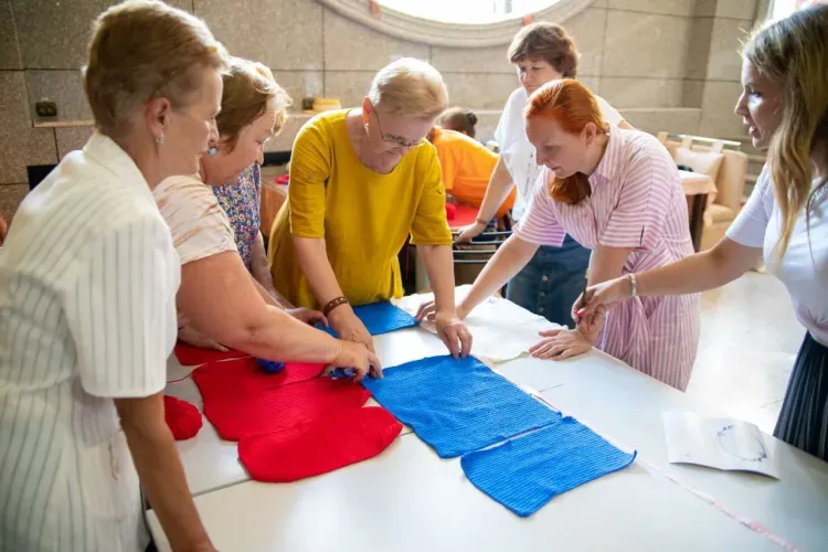 Вязаный триколор ко Дню флага создают амурские мастерицы 