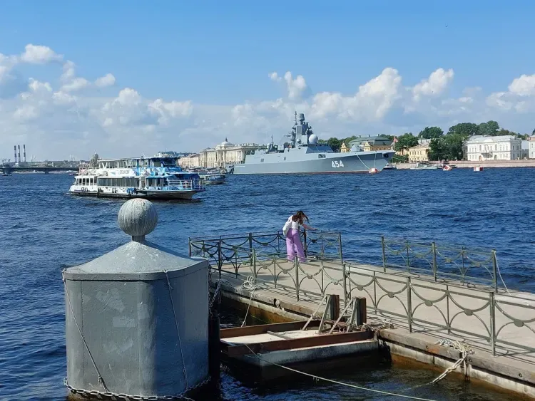 Крейсеры и фрегаты прибывают на военно-морской парад в Санкт-Петербург